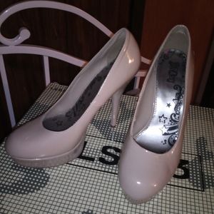 Nude pumps